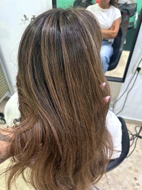 Castaño con mechas naturales en melena larga en True Elegance, Algeciras