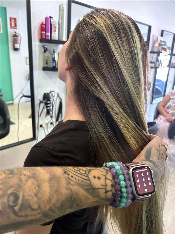 Mechas finas rubias en melena extralarga en True Elegance, Algeciras