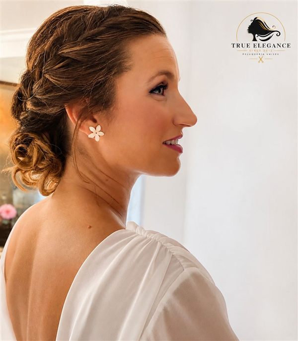Recogido de evento con trenza lateral y rizos sueltos en True Elegance, Algeciras