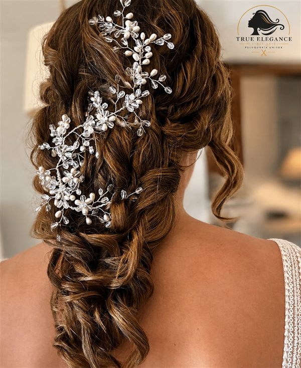 Semirrecogido de novia con tocado de perlas y cristal en True Elegance, Algeciras
