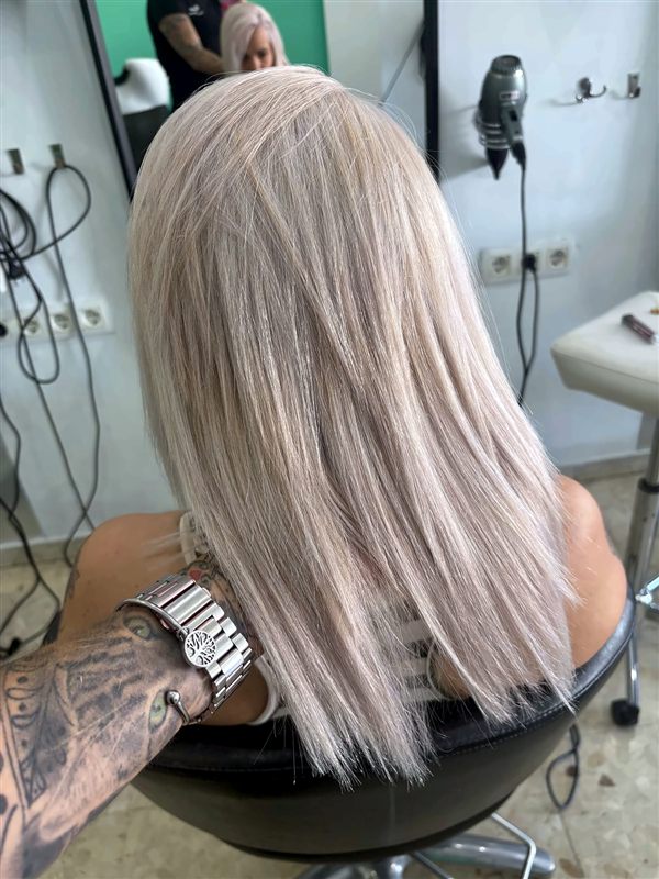 Rubio platino pulido en melena media en True Elegance, Algeciras